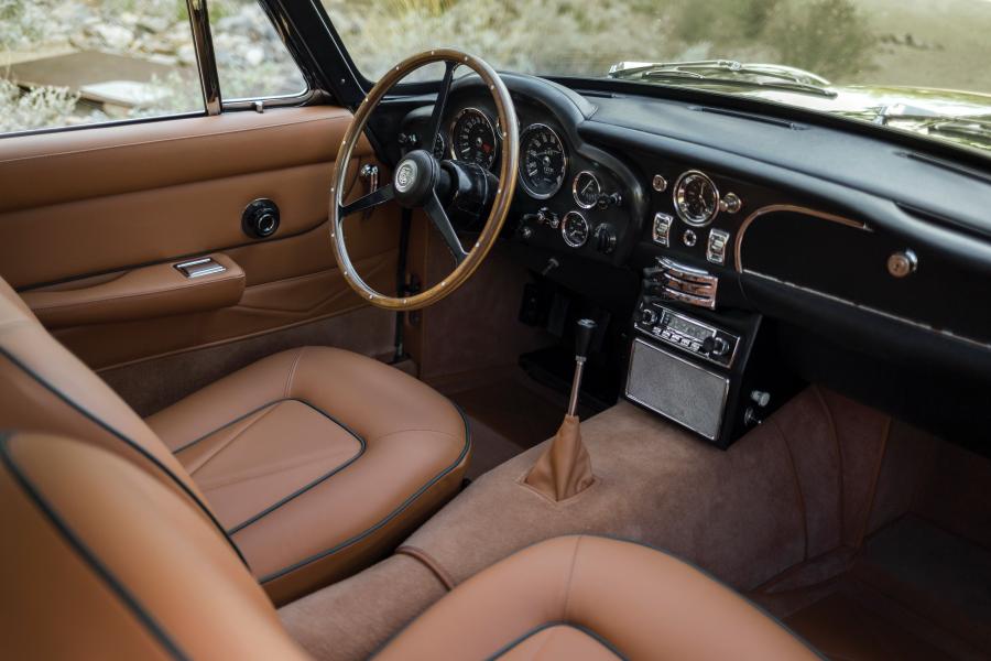 Интерьер Aston Martin DB6 1965 года  (фото 8 из 27)